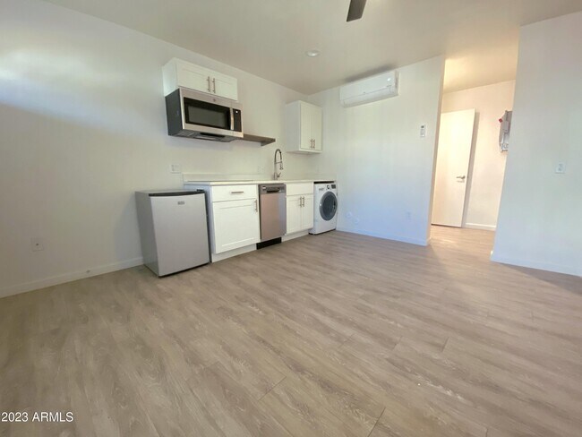 Building Photo - 1620 Apache Blvd