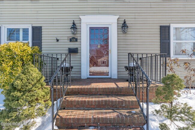 Building Photo - 506 6th Ave