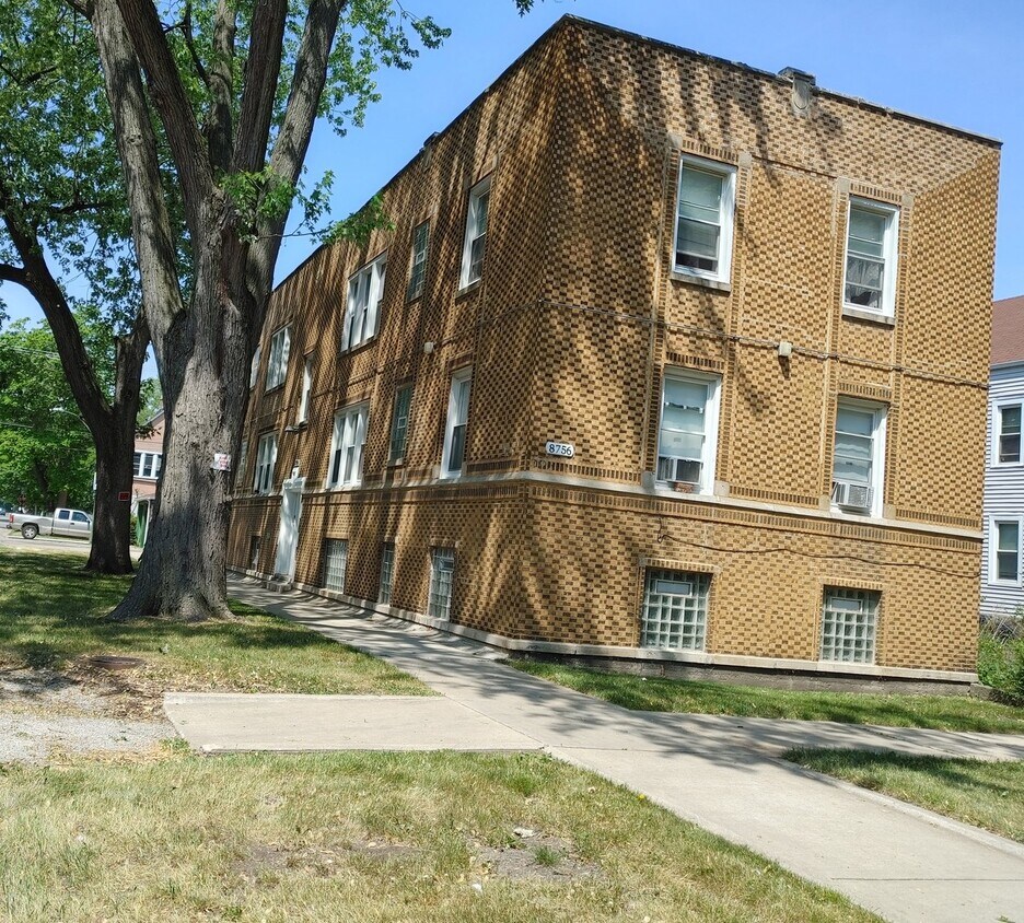 Primary Photo - 8756 S Manistee Ave