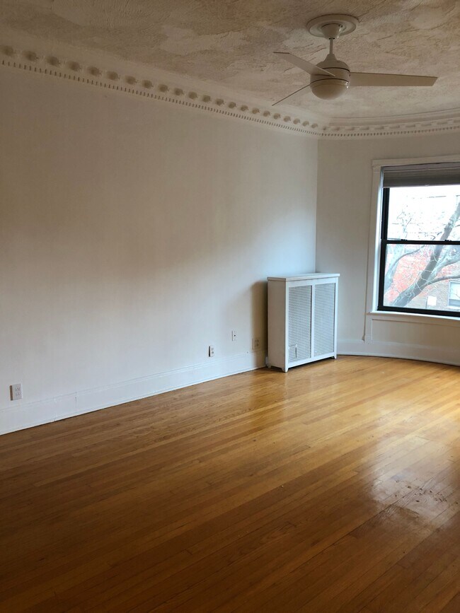 Building Photo - 817 W Belle Plaine Ave