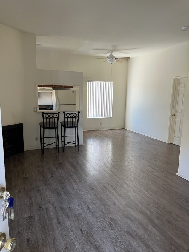 Primary Photo - 11347 Califa St