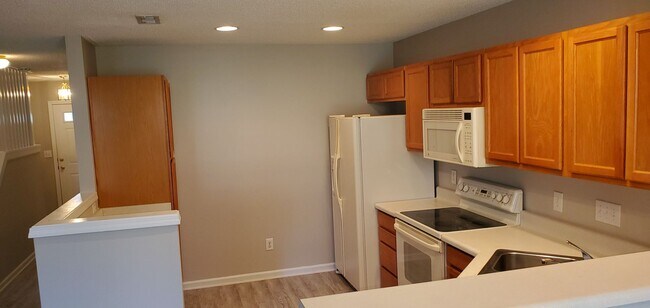 Foto del edificio - Enjoy virtually maintenance free living in...