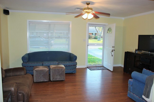 Building Photo - 704 Spinn St