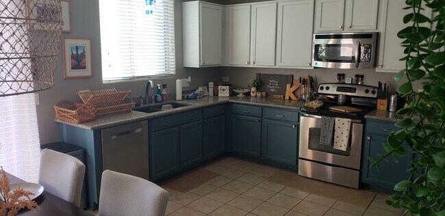 Building Photo - 8424 N Douglas Fir Dr