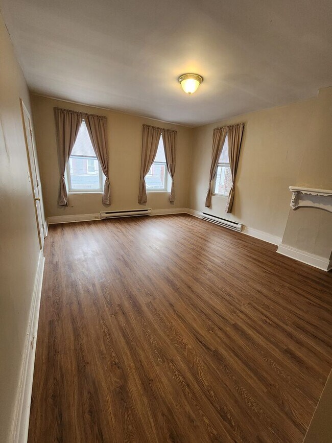 Building Photo - 10 N Main St