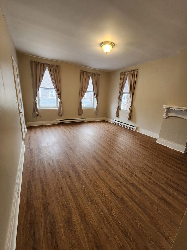 Building Photo - 10 N Main St