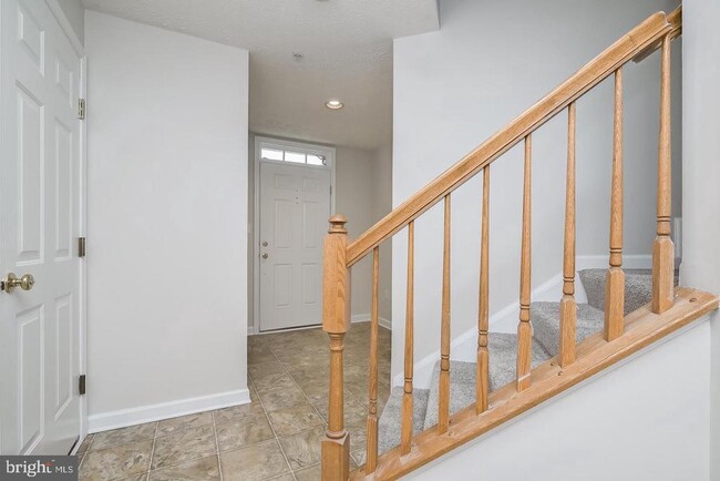 Building Photo - 1432 Pangbourne Way