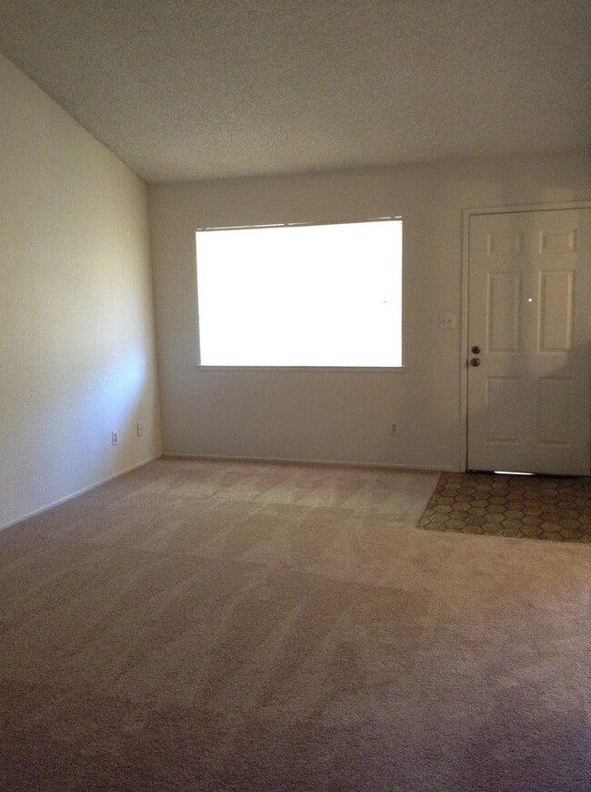 Building Photo - Charming & Cozy Duplex ? 2 Bedroom, 1 Bathroom for Rent!