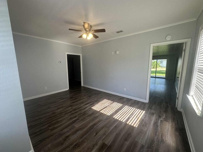 Building Photo - Cozy remodeled home