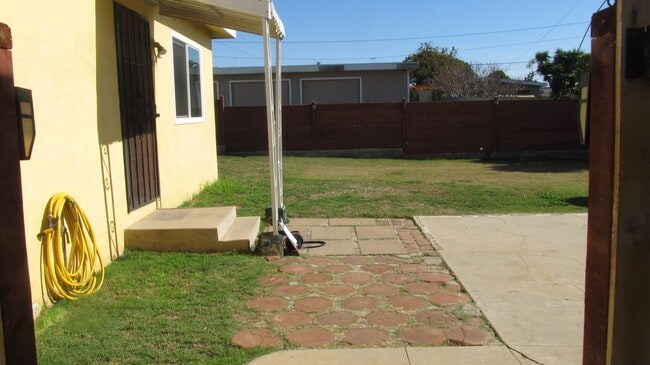 Building Photo - Quiet 2 bedroom back house