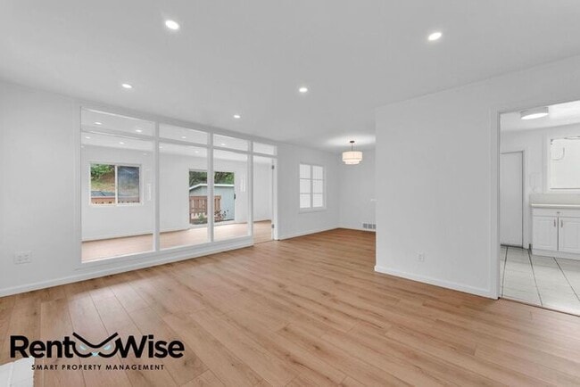 Building Photo - 110 Cuesta Dr