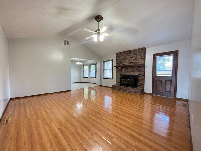 Building Photo - 851 W Lois St
