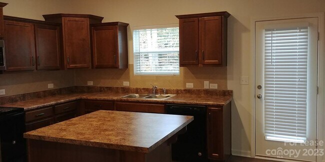 Building Photo - 3833 Streamside Dr
