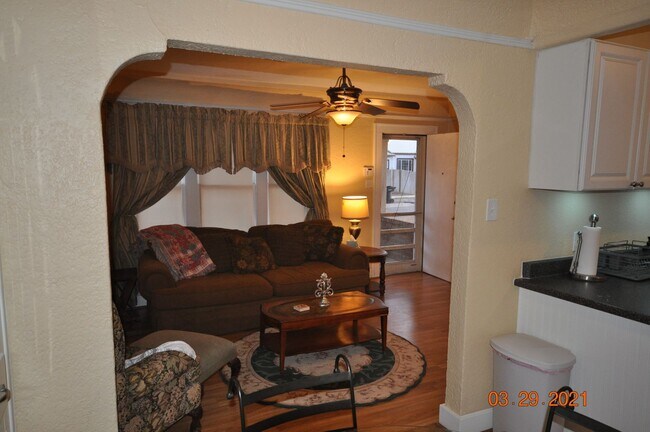 Foto del edificio - West First Duplex