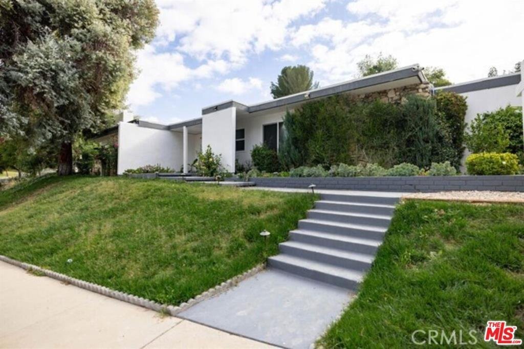 Primary Photo - 18202 Lake Encino Drive, Los Angeles, CA 9...