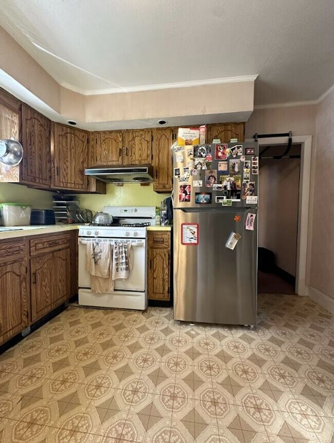 Building Photo - 202 Everett St