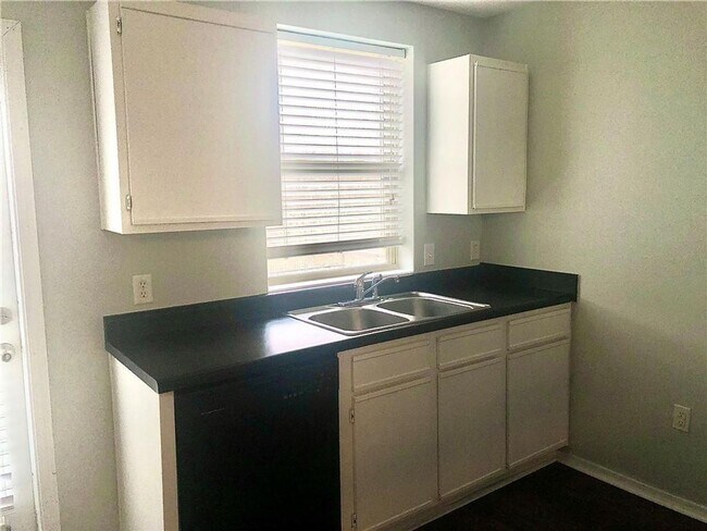 Foto del edificio - 2 Bedroom 2.5 Bathroom Home Coming Soon 8/...