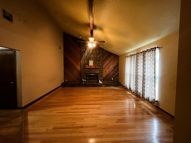 Foto del edificio - 5408 Embers Dr