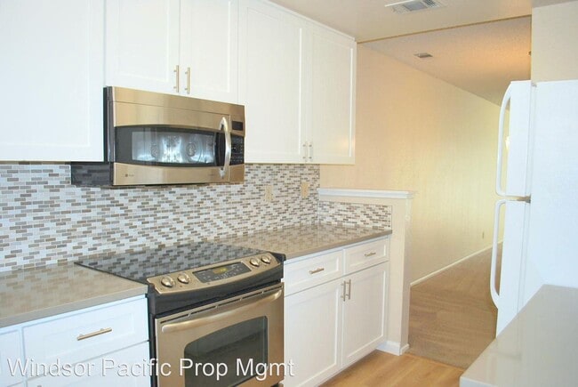 Building Photo - 2 br, 2.5 bath House - 2665 Oak Road #B