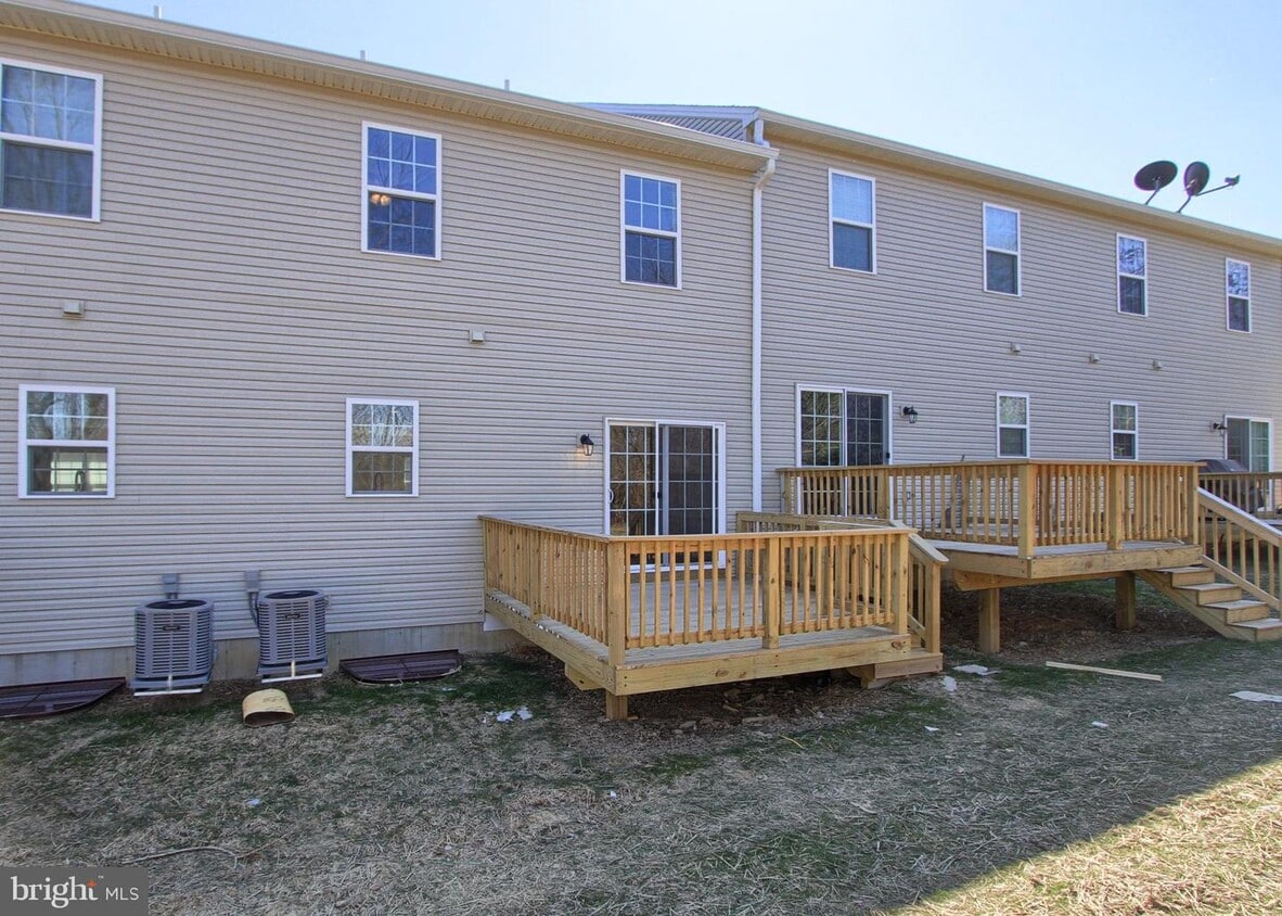 2768 Monticello Ln, Harrisburg, PA 17112 Townhouse for Rent in