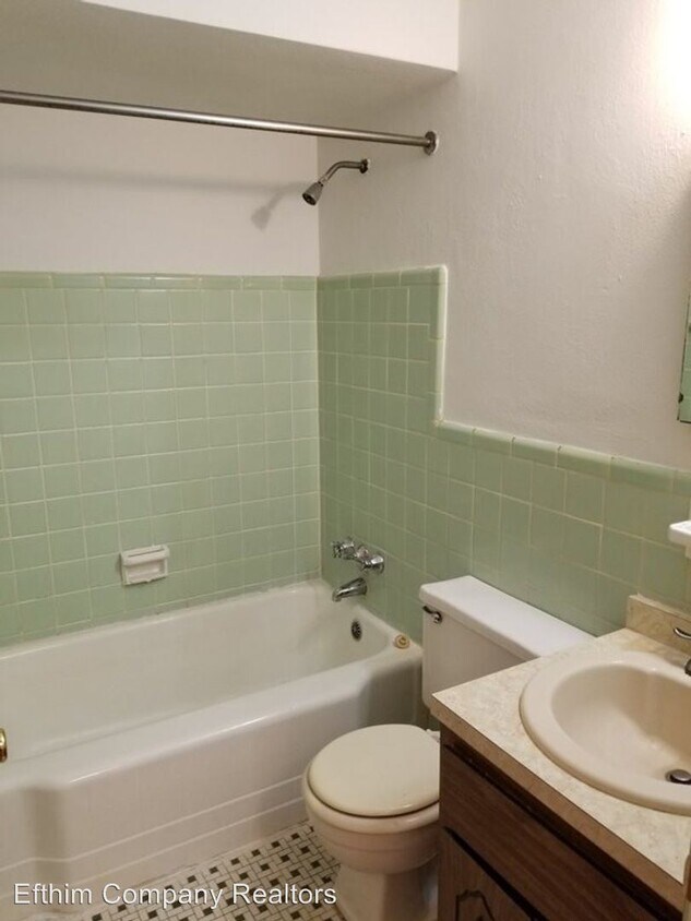 Building Photo - 5806-5808 Sunshine Dr