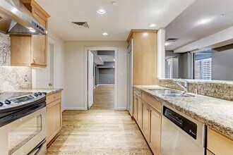 Building Photo - 914 Main St