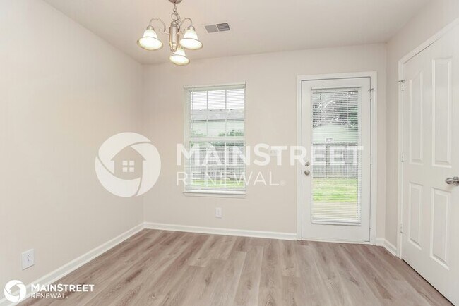 Building Photo - 1127 Eastwoods Dr