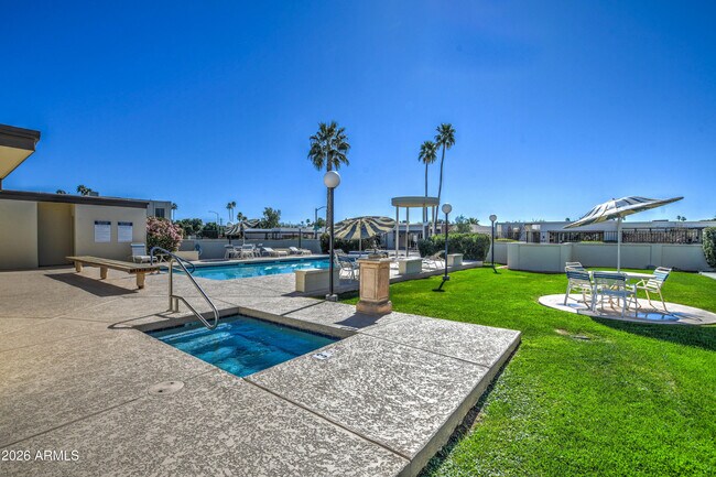 Foto del edificio - 8647 E Devonshire Ave