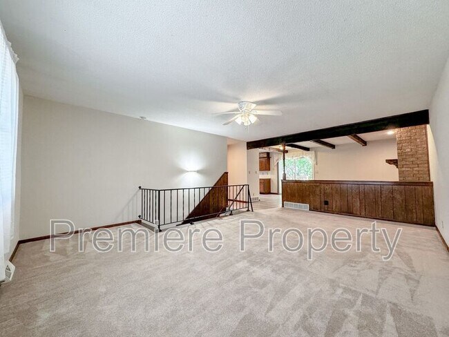 Building Photo - 1423 E Willow Dr
