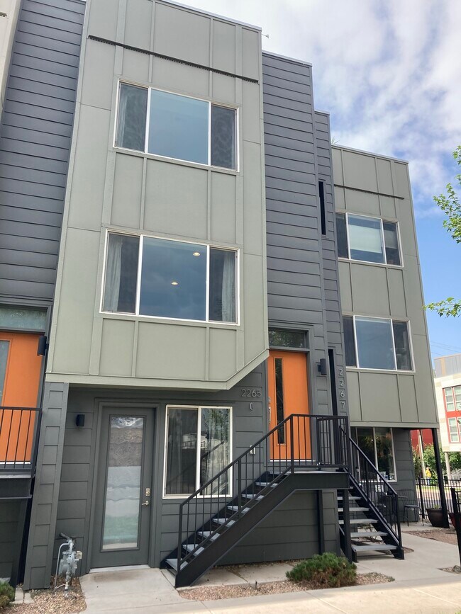 Building Photo - 2265 Glenarm Pl