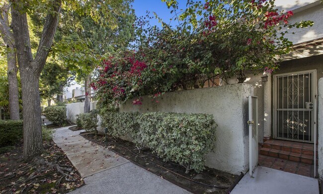 Building Photo - 11732 Moorpark St