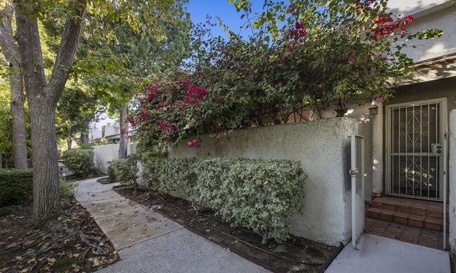 Building Photo - 11732 Moorpark St