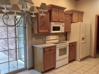 Such a cute kitchen--which includes a large refrigerator w/water/ice - 2503 Willow Spring Dr