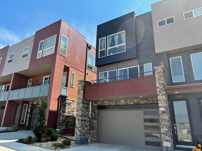 Foto del edificio - LOVELY 2 BED/2.5 BATH Great location near Boulder!