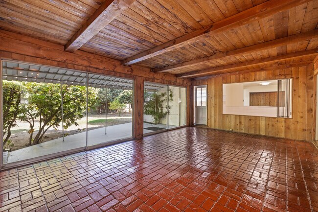 Foto del edificio - 23265 Leonora Dr