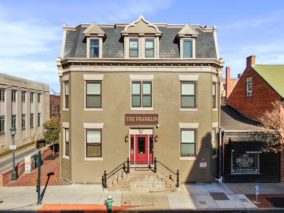 Foto principal - 34 W Franklin St