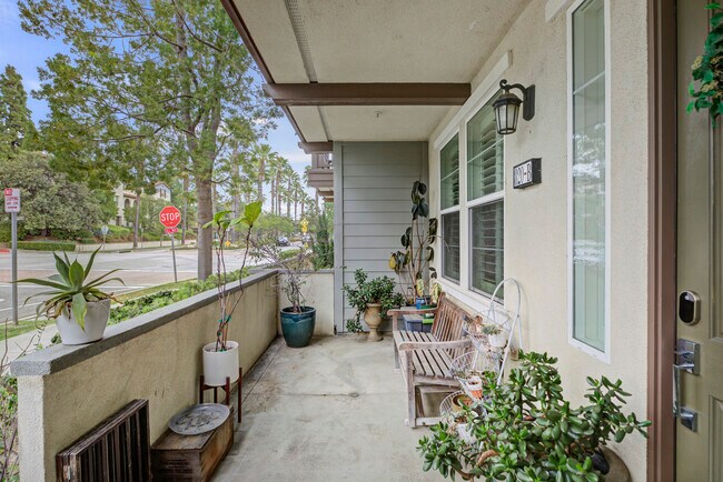 Building Photo - 820 E Promenade