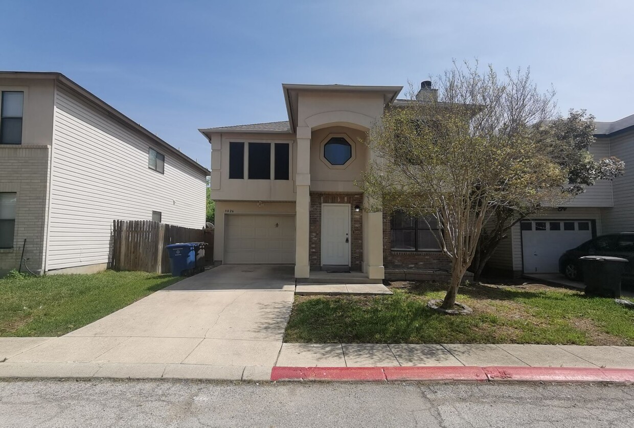 Primary Photo - Three Bedroom 2.5 Bath close to Medical Ce...