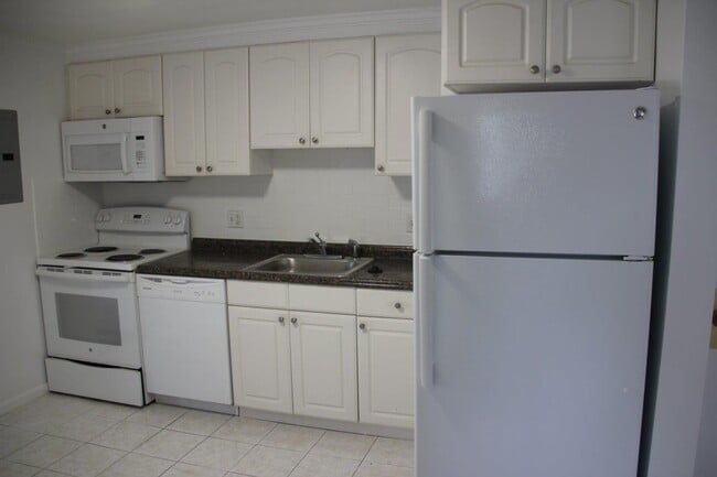 Building Photo - 2 Bed 1 Bath available 9/1
