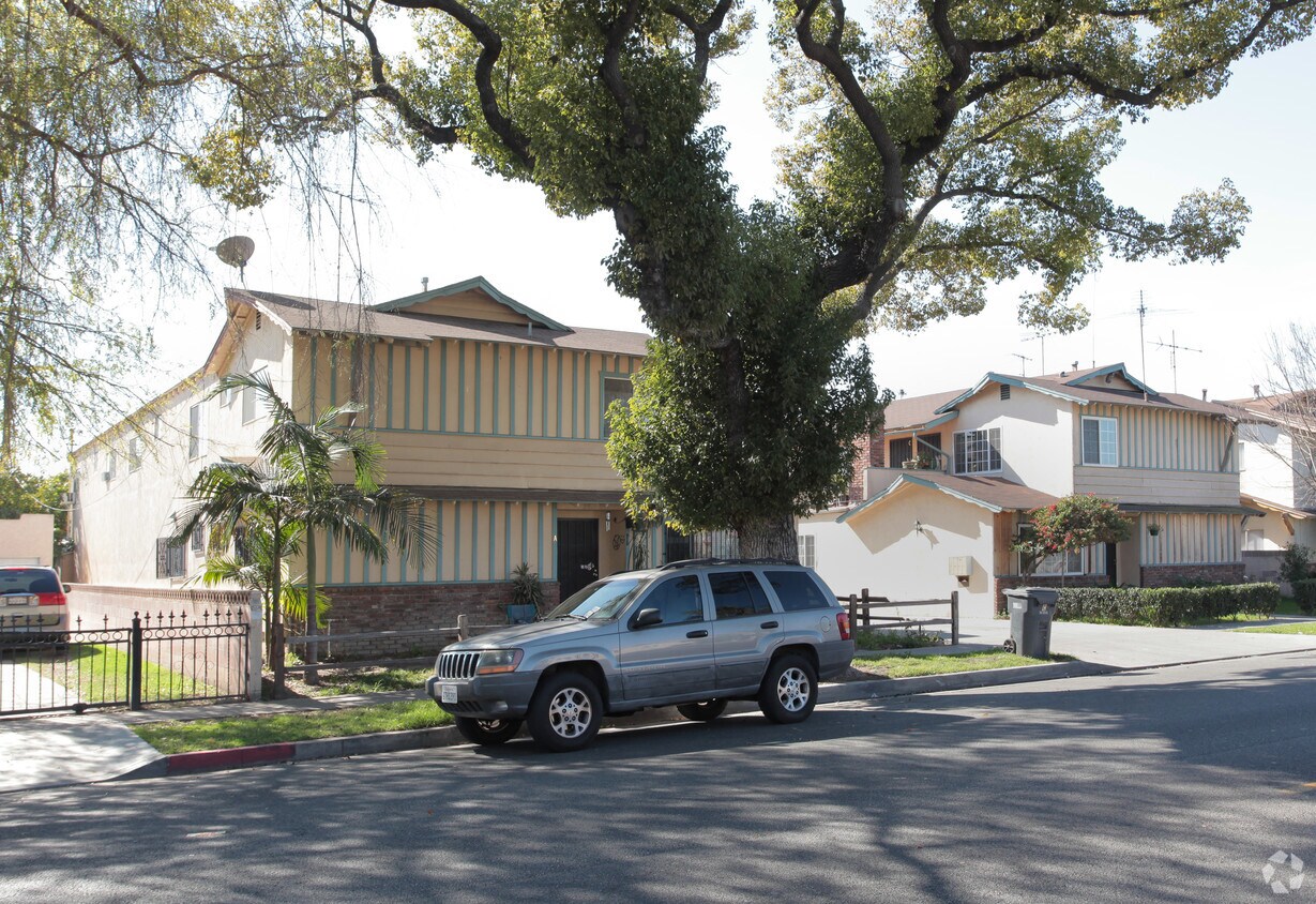 Building Photo - 2806-2810 Santa Ana St