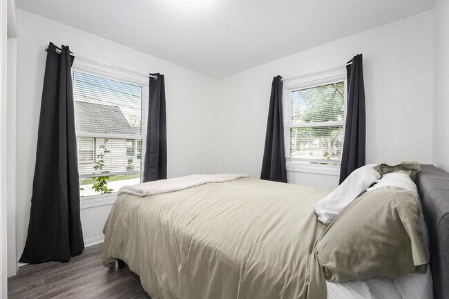 Foto del edificio - 2115 Oakwood Ave NE