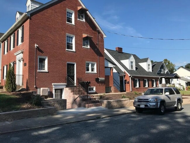 Building Photo - 601 Pitt St