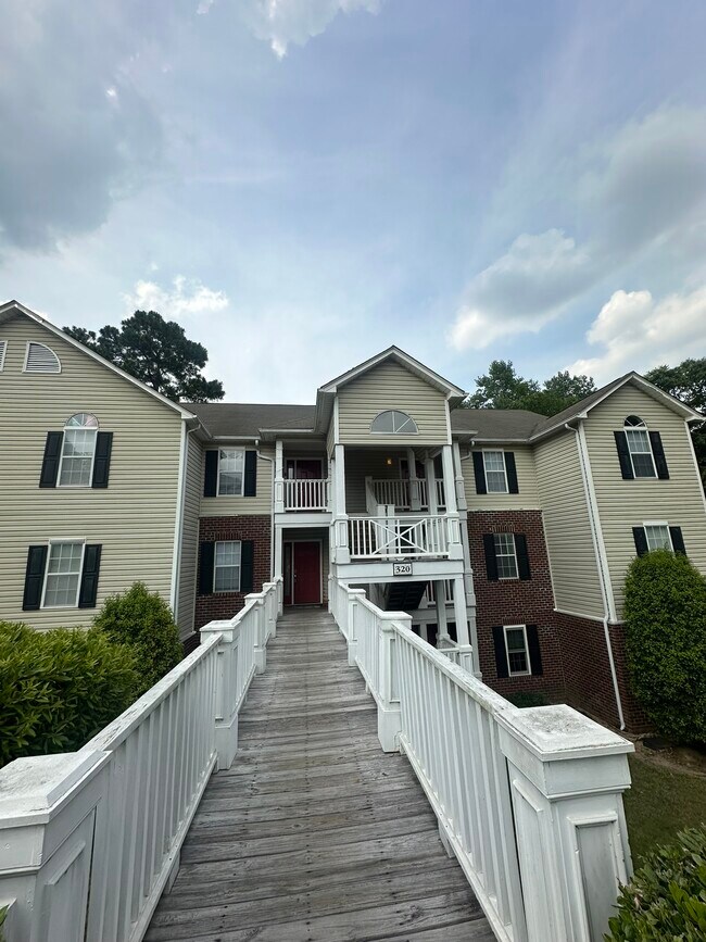 Foto del edificio - 320 Bubble Creek Ct