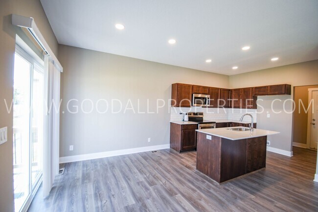 Foto del edificio - Beautiful 4 Bedroom finished walkout basem...