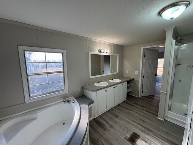 Foto del edificio - 3 Bed/ 2 Bath Home Off of White Drive