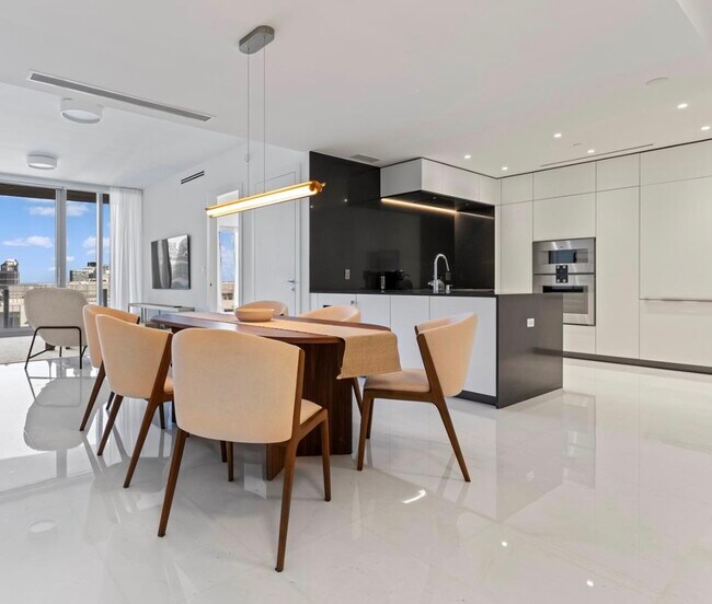 Building Photo - 300 Biscayne Boulevard Way