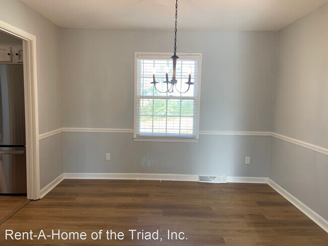 Building Photo - 4 br, 2.5 bath House - 210 Village Lane