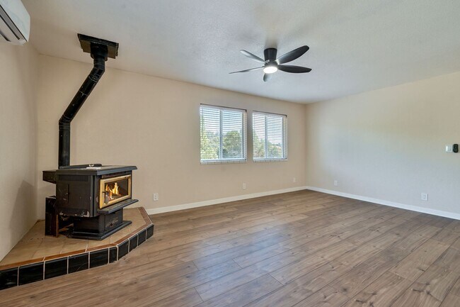 Foto del edificio - Utilities Included! Updated 2 Bedroom Home on 20 Acres in Shingle Springs!