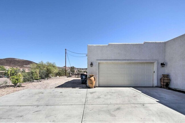 Building Photo - 930 Lakeside Dr
