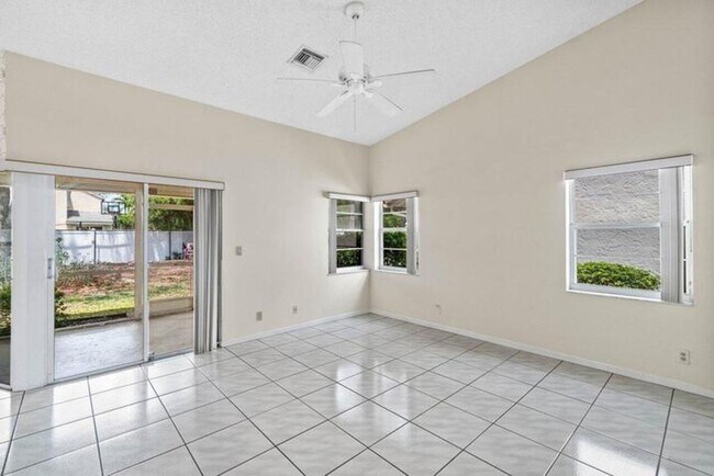 Foto del edificio - 10001 Country Brook Rd